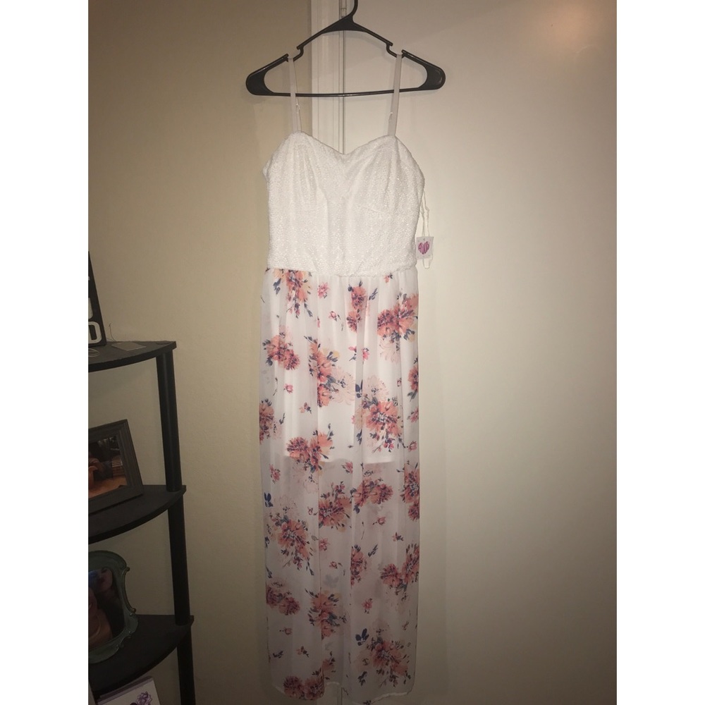 NWT WHITE LACE FLORAL DRESS!! SIZE LARGE!!
